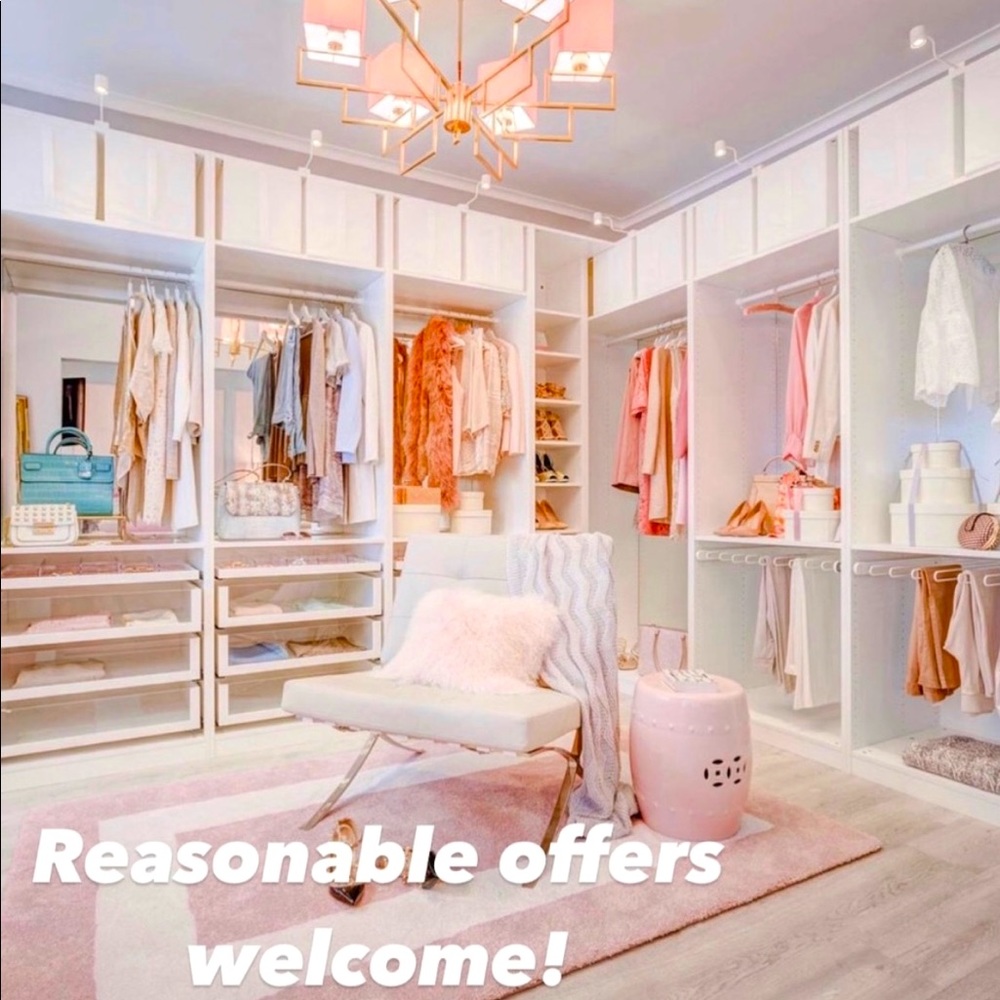 ACCEPTING ALL REASONABLE OFFERS♥️♥️
